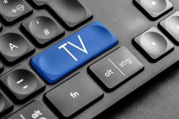 blaue "TV" Taste auf einer dunklen Tastatur