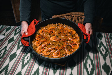 Fideuá presented by the cook in the pan where it has been cooked