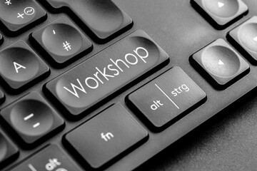 graue Workshop Taste auf einer dunklen Tastatur	