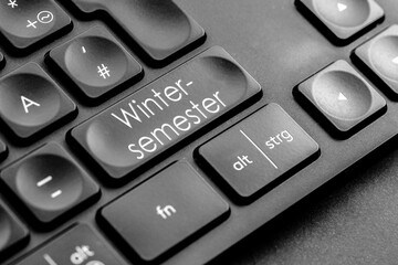 graue Wintersemester Taste auf einer dunklen Tastatur