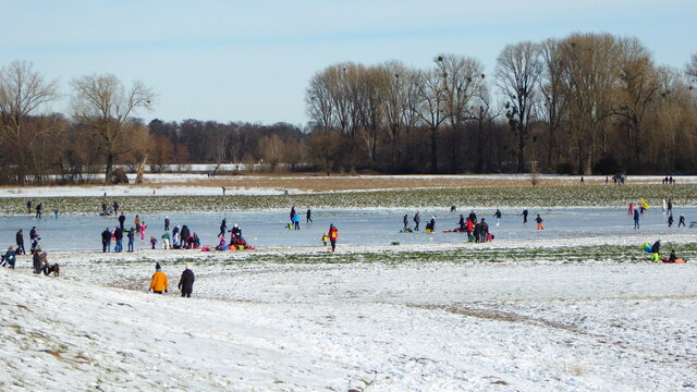 Auf den zugefrorenen Rheinwiesen im Uedesheimer Rheinbogen laufen viele Leute Schlittschuh. Nach leichtem Hochwasser und kalten Temperaturen locken sch&ouml;ne glatte Eisfl&auml;chen viele Besucher an.