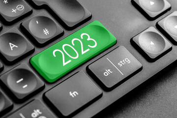 grüne 2023 Taste auf einer dunklen Tastatur