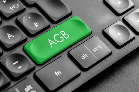 grüne AGB Taste auf einer dunklen Tastatur