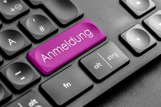 lila Anmeldung Taste auf einer dunklen Tastatur