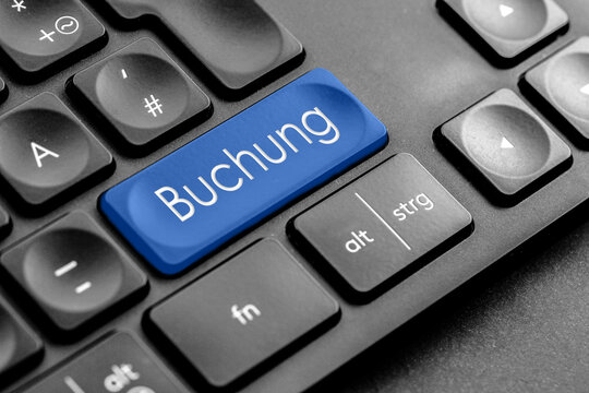 blaue Buchung Taste auf einer dunklen Tastatur