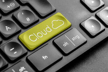 gelbe Cloud Taste mit Wolke auf einer dunklen Tastatur