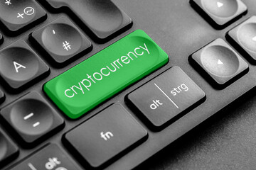 grüne Cryptocurrency Taste auf einer dunklen Tastatur