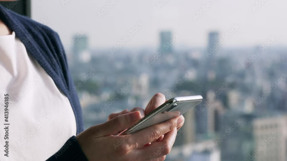 Aufkleber スマホを使う女性　都市風景　スライダー撮影　スローモーション