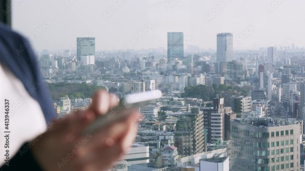 Aufkleber スマホを使う女性　都市風景　スライダー撮影　スローモーション