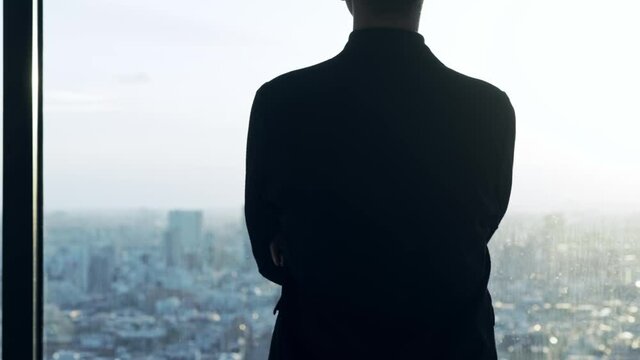 窓辺で悩む男性　シルエット　スローモーション