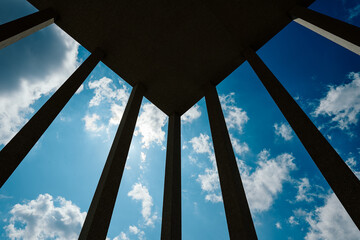 Säulendach bei blauem Himmel mit Wolken
