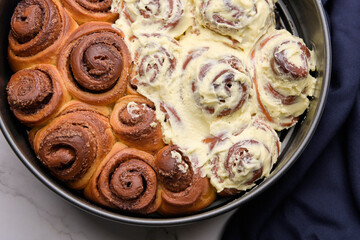 Cenital view of freshly baked cinnamon rolls

