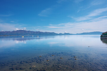 晴れた日の観光地の湖