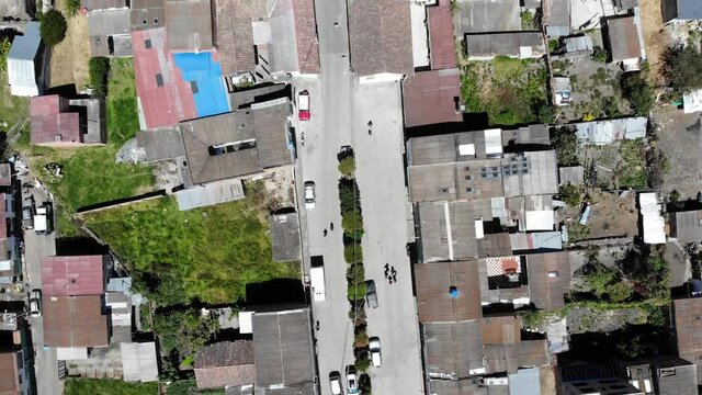 hermosa vista &aacute;rea de las calles del municipio del cocuy en Boyac&aacute; Colombia, donde se observan contracciones, parques, autos , personas en movimiento 