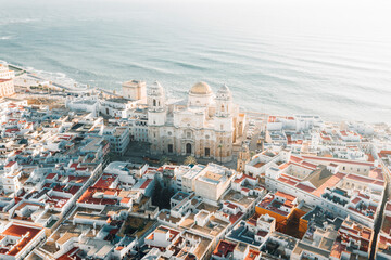 La Santa y Apostólica Iglesia Catedral de Cádiz es la sede episcopal de la diócesis de Cádiz y Ceuta, en España. Es un edificio de estilo barroco y neoclásico.  © Amir