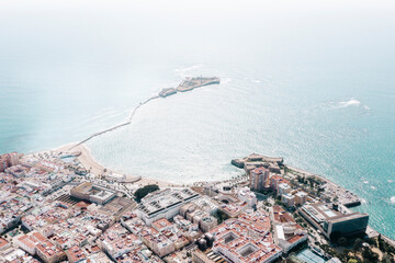 Vista Aerea de la Ciudad de Cadiz, Andalucia España. Vista de la Playa la Caleta. - obrazy, fototapety, plakaty
