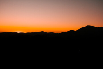 Contraste entre atardecer y montañas