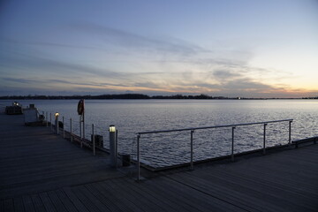 Obraz premium Beautiful Sunset at a Pier with Waterfront Views