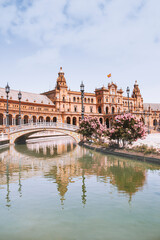 Fototapeta na wymiar Plaza España de Sevilla, Andalucía, España. Con su mágico puente, y su cristalino rio.
