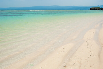 沖縄県今帰仁村の白い砂浜のビーチ