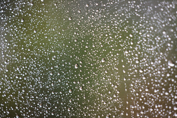 雨の日に窓ガラスに付いている水滴の模様