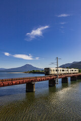 JR日豊本線と桜島の風景　鹿児島県姶良市