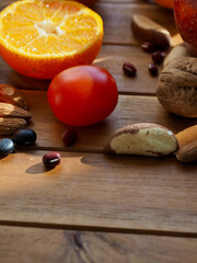 신선한 유기농 채소, 과일, 견과류 
