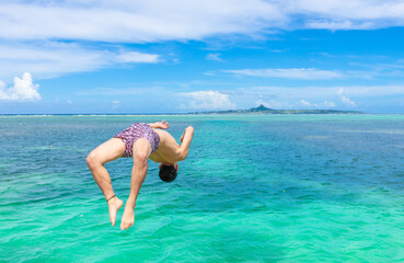 沖縄の海に飛び込む若者