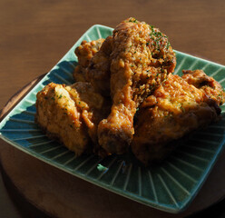 도자기 그릇에 담긴 후라이드 치킨 
