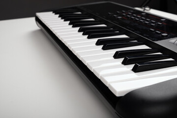 Naklejka premium synthesizer on a white table,musical instrument closeup