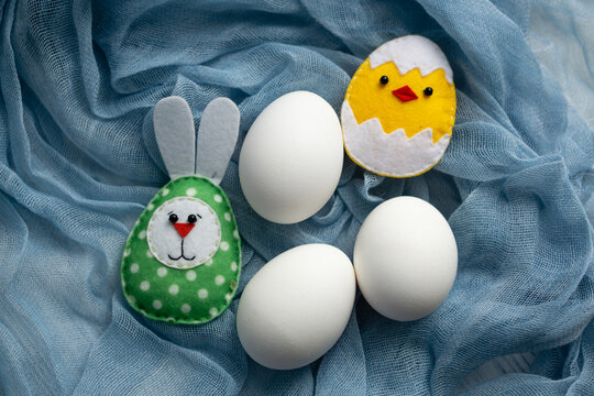 Felt decor for Easter in the form of chicken eggs.