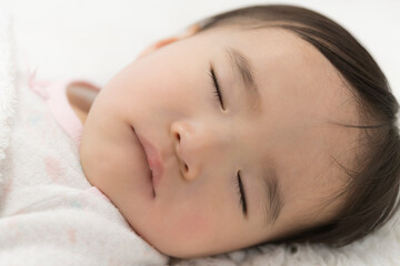 お昼寝している幼児