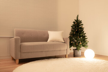 家のリビングルームにクリスマスツリー