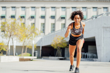 Obraz premium Afro athlete woman running outdoors.