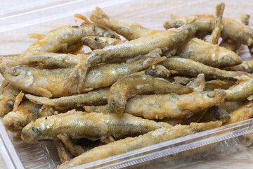 小魚の唐揚げ	
