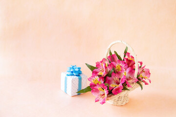 贈り物とアルストロメリアの花かご