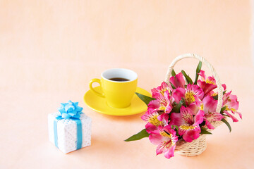 贈り物とコーヒーとアルストロメリアの花かご