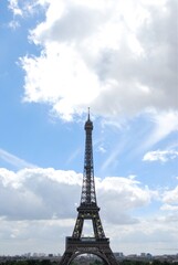 Fototapeta premium エッフェル塔と青い空