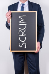 Geschäftsmann mit einer großen Tafel auf der SCRUM steht