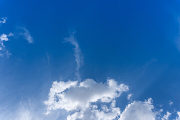 Schöne weiße Wolken an einem blauen Himmel