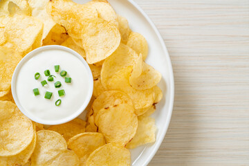 potato chips with sour cream