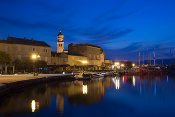 Naklejka premium Night Photografy of City of Krks Empty Street next to a Boat Port