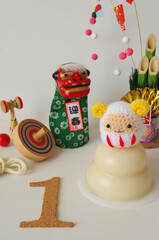 羊のあみぐるみとお正月イメージ