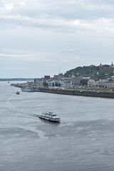 Obraz premium The ship sails along the Oka River. Nizhny Novgorod