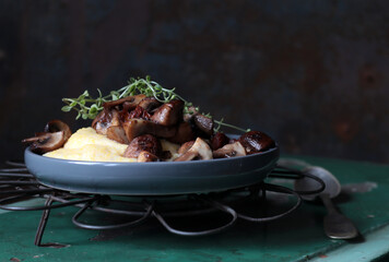 Polenta mit gebratenen Champignons , getrockneten Tomaten und Thymian