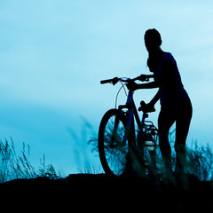 Obraz premium Silhouette of bike woman 