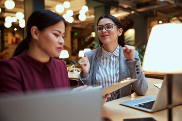 Attractive brunette woman talking to her colleague