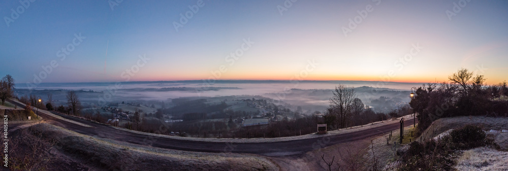 Sticker Yssandon (Corrèze, France) - Lever de soleil hivernal depuis le vieux bourg