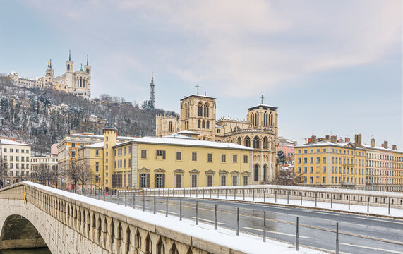Lyon sous la neige : Cath&eacute;drale Saint Jean et basilique de Fourvi&egrave;re