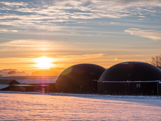 Biogasanlage im winterlichen Sonnenuntergang 